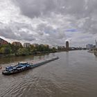 Frankfurt: Ein wenig Blau im dichten Grau - Blick von der Deutschherrnbrücke