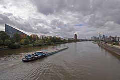 Frankfurt: Ein wenig Blau im dichten Grau - Blick von der Deutschherrnbrücke