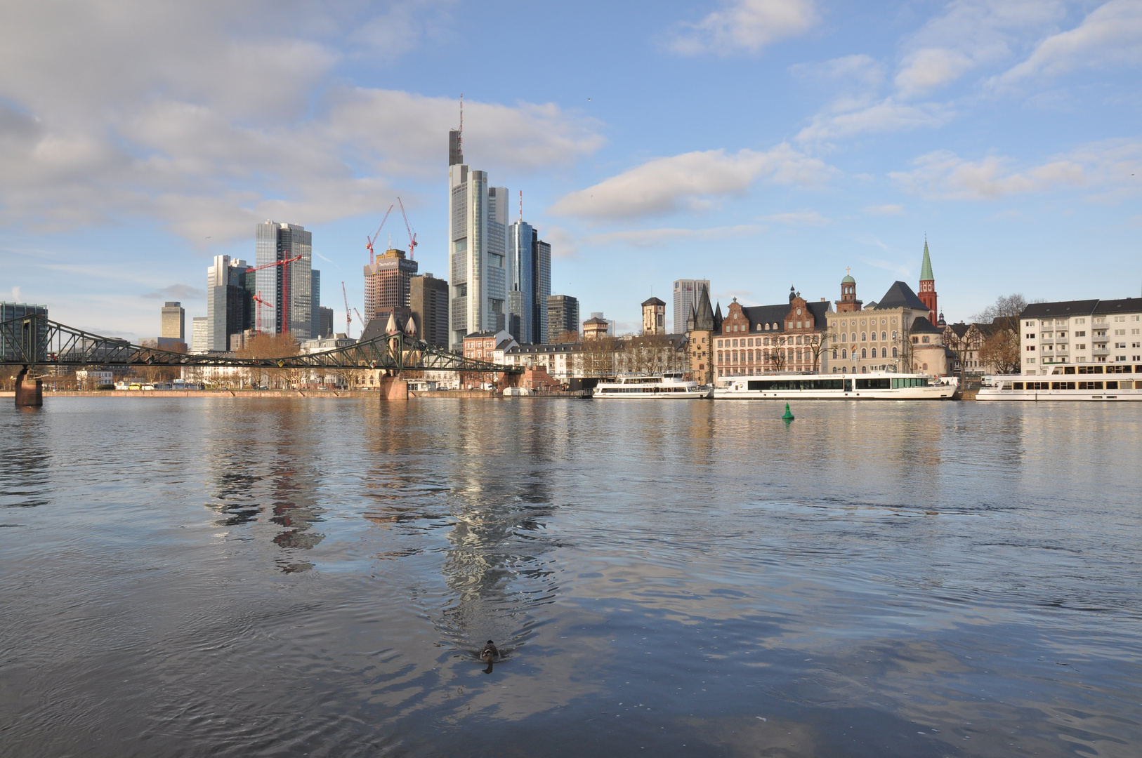 Frankfurt: Eiserner Steg, Historisches Museum und Skyline