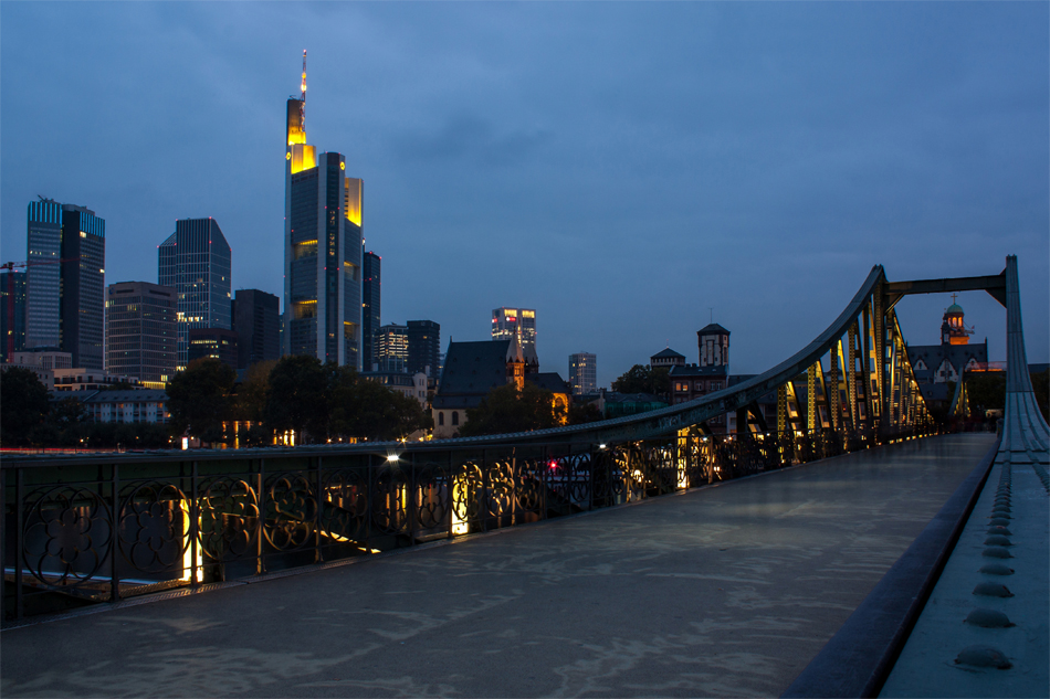 Frankfurt, Eiserner Steg mit Skyline