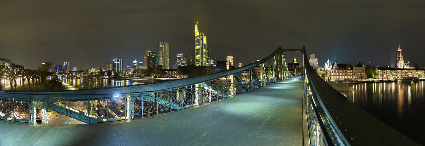 Frankfurt, eiserner Steg, Panorama, beleuchtet