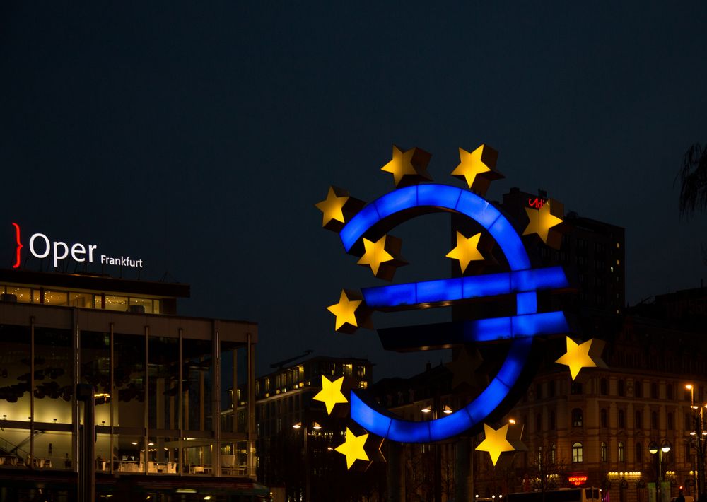 Frankfurt - Eurozeichen am Willy-Brandt-Platz