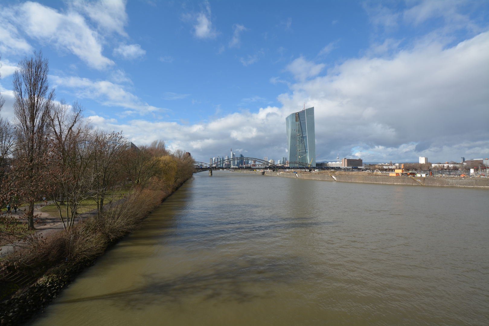 Frankfurt: EZB-Neubau mit Skyline von der Osthafenbrücke aus Februar 2014