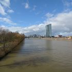 Frankfurt: EZB-Neubau mit Skyline von der Osthafenbrücke aus Februar 2014