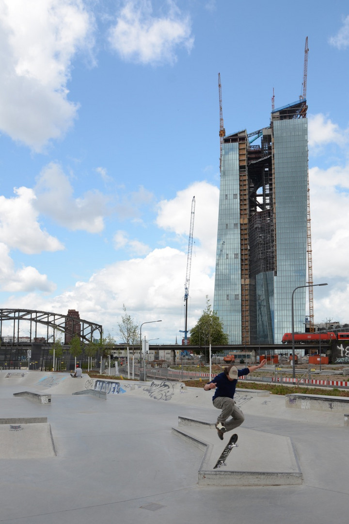 Frankfurt EZB-Neubau und neue Skaterbahn im Hafenpark