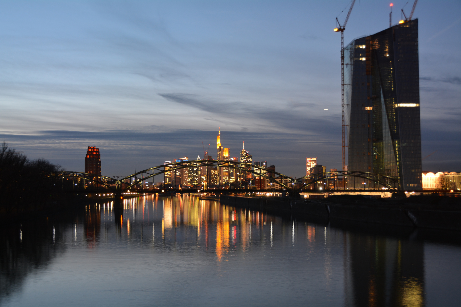 Frankfurt - EZB-Neubau und Skyline von der neuen Osthafenbrücke aus in der Abenddämmerung