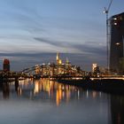 Frankfurt - EZB-Neubau und Skyline von der neuen Osthafenbrücke aus in der Abenddämmerung