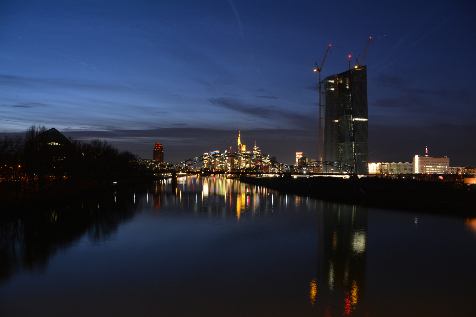 Frankfurt EZB-Neubau und Skyline von der neuen Osthafenbrücke