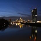 Frankfurt EZB-Neubau und Skyline von der neuen Osthafenbrücke
