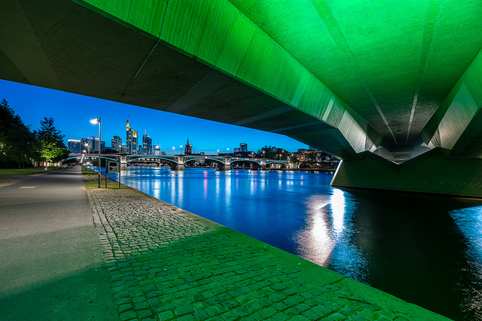 Frankfurt  Flößerbrücke Blaue Stunde