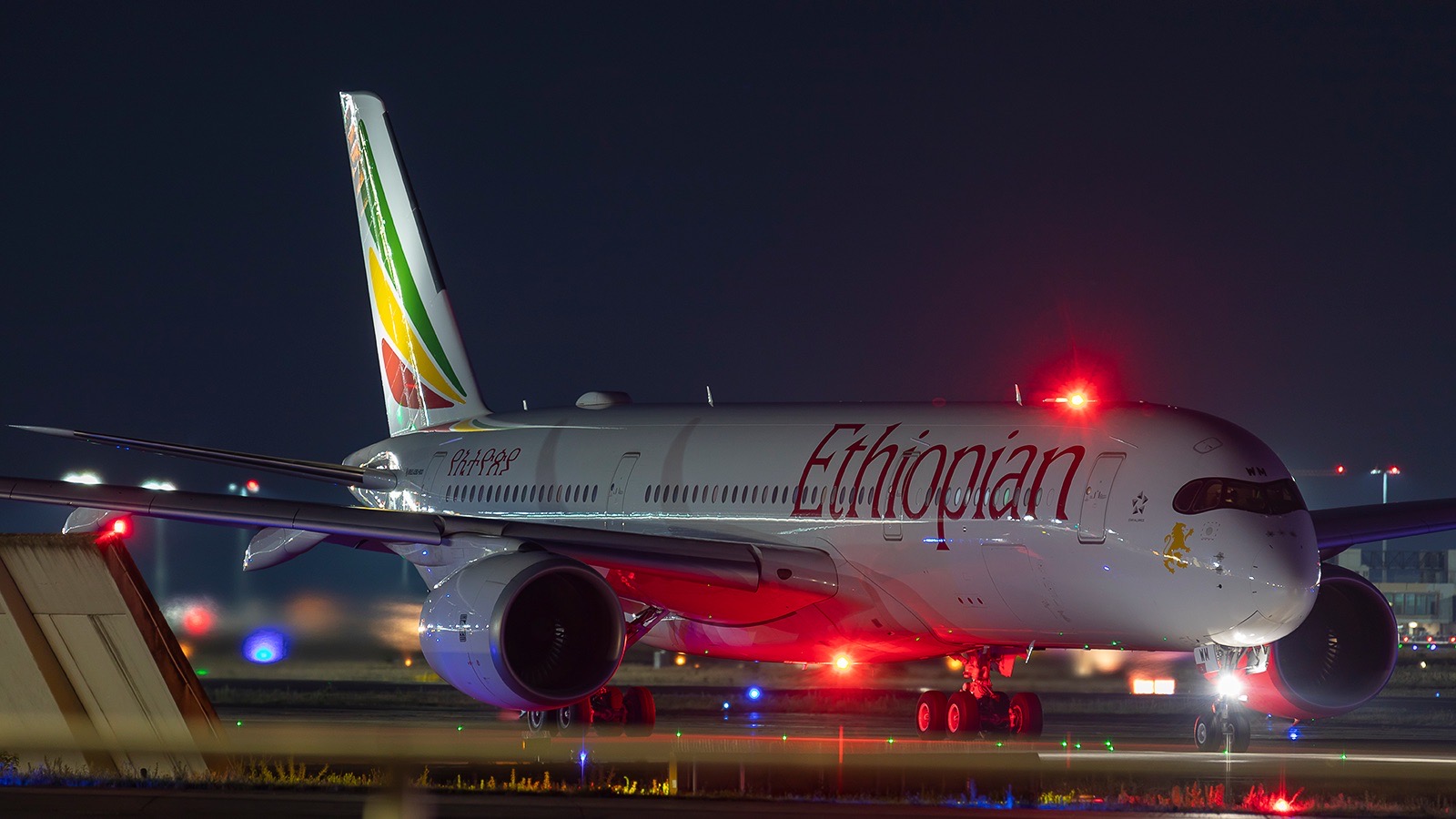 Frankfurt Flughafen LineUp 18 @Night Ethiopian Airlines Airbus A350