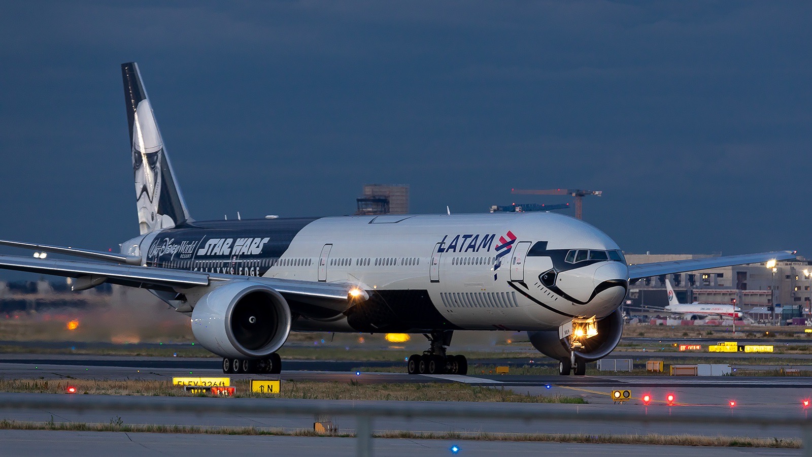 Frankfurt Flughafen LineUp 18 @Night LATAM Boeing 777 Star Wars