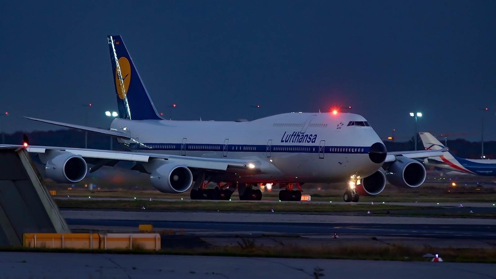 Frankfurt Flughafen LineUp 18 @Night Lufthansa Boeing 747-8 70s Retro color