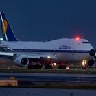 Frankfurt Flughafen LineUp 18 @Night Lufthansa Boeing 747-8 70s Retro color