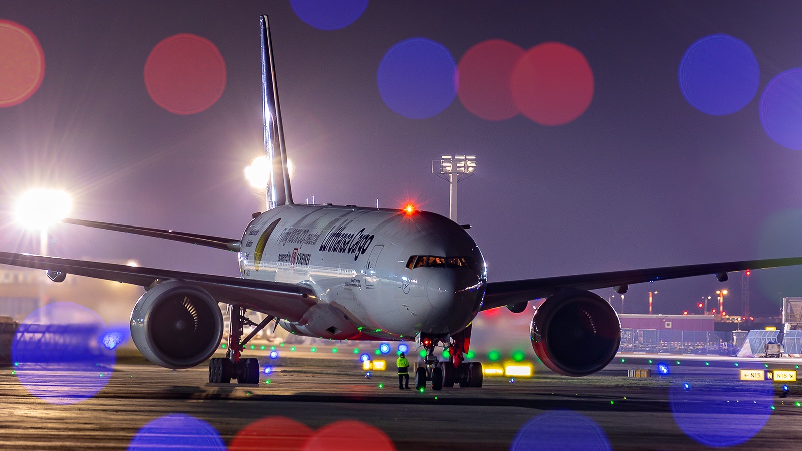 Frankfurt Flughafen LineUp 18 @Night Lufthansa Cargo Boeing 777F