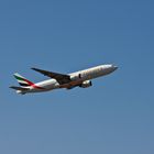 Frankfurt Flughafen: Start einer Boeing 777-200 Emirates