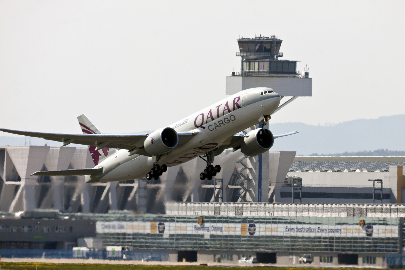 Frankfurt Flughafen: Start Qatar Carco Boeing 777