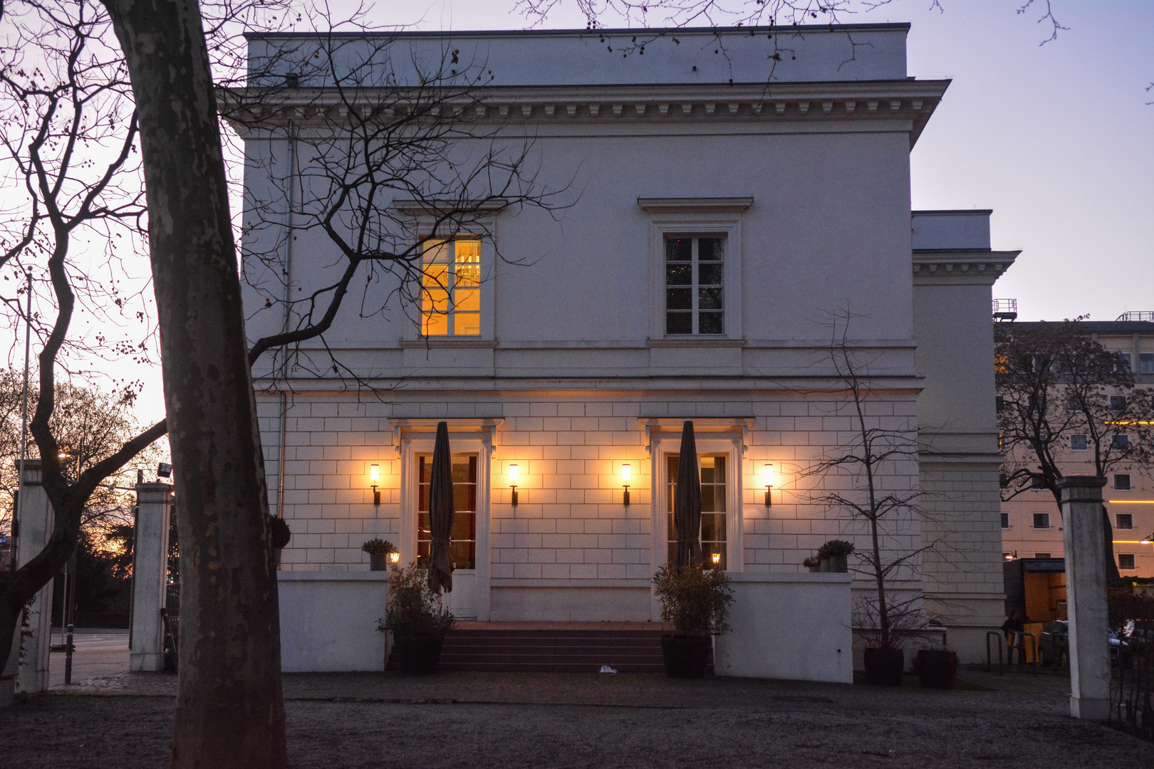 Frankfurt: Gartenansicht des Literaturhauses in der Blauen Stunde