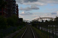 Frankfurt: Gleise der Hafenbahn an der Weseler Werft in der Morgendämmerung