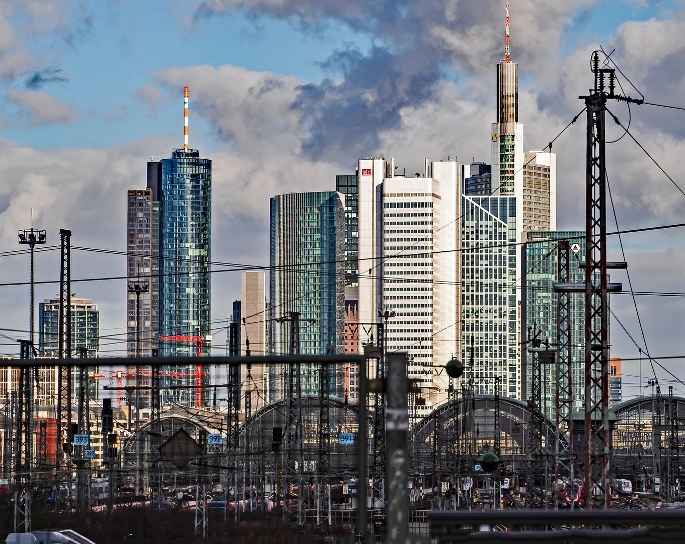 Frankfurt: Hauptbahnhof Vorfeld + Skyline