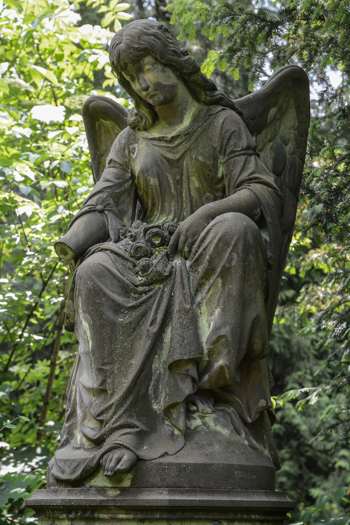 Frankfurt: Hauptfriedhof - Engel mit Blumen