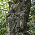 Frankfurt: Hauptfriedhof - Engel mit Blumen