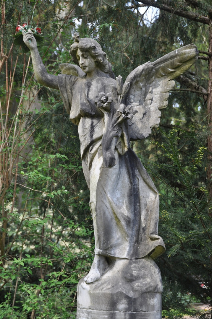 Frankfurt: Hauptfriedhof - Engel mit Blumen