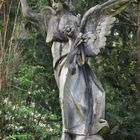 Frankfurt: Hauptfriedhof - Engel mit Blumen