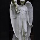 Frankfurt: Hauptfriedhof - Engel mit erhobener Hand