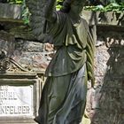 Frankfurt: Hauptfriedhof - Engel mit erhobener Hand und Palmzweig