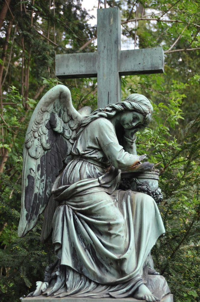 Frankfurt: Hauptfriedhof - Engel mit Kreuz