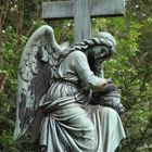 Frankfurt: Hauptfriedhof - Engel mit Kreuz