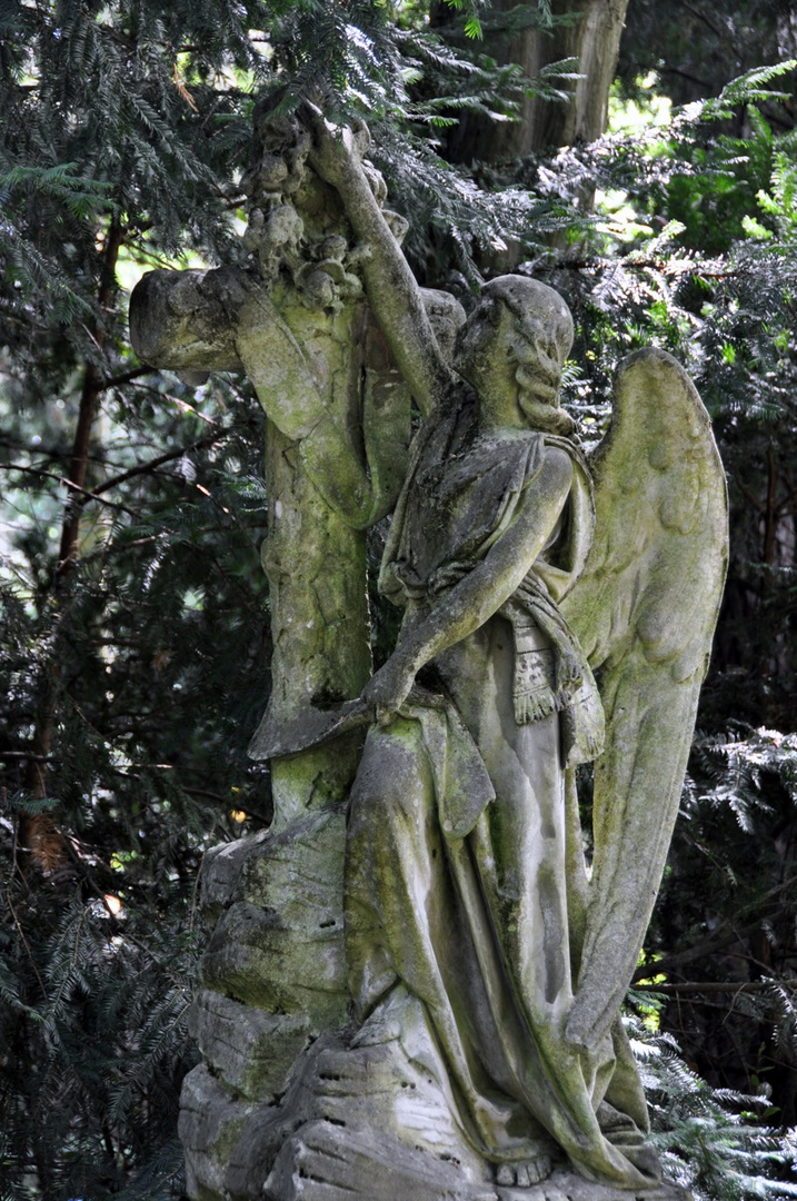 Frankfurt: Hauptfriedhof - Engel mit Kreuz