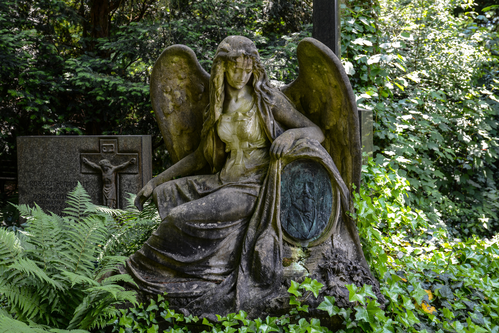 Frankfurt: Hauptfriedhof - Engel mit Medailion