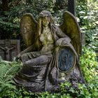 Frankfurt: Hauptfriedhof - Engel mit Medailion