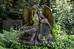 Frankfurt: Hauptfriedhof - Engel mit Medailion