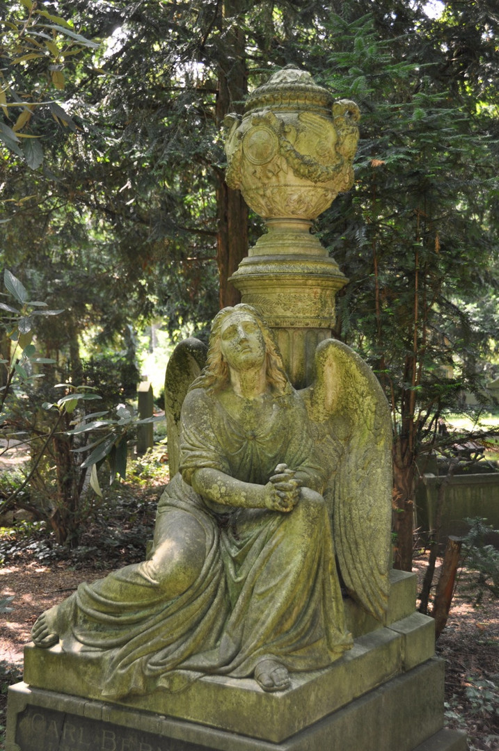 Frankfurt: Hauptfriedhof - Engel mit Urne