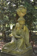 Frankfurt: Hauptfriedhof - Engel mit Urne