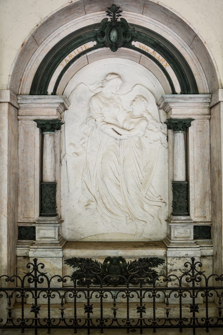 Frankfurt, Hauptfriedhof, Engelrelief in der Gruftenhalle