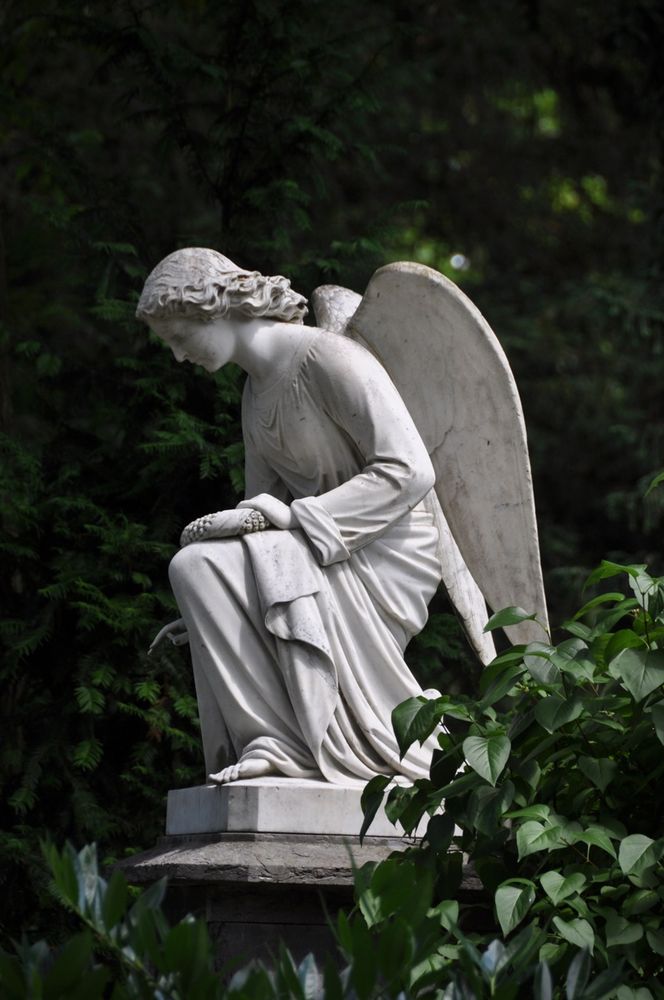 Frankfurt: Hauptfriedhof - Knieender Engel