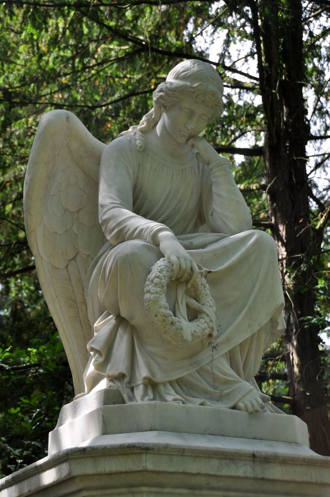 Frankfurt: Hauptfriedhof - Sitzender Engel