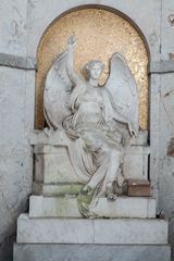 Frankfurt: Hauptfriedhof - sitzender Engel mit Gold in der Gruftenhalle
