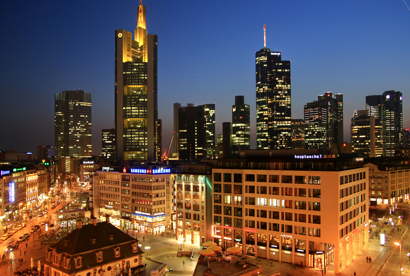 Frankfurt-Hauptwache mit Skyline am Abend