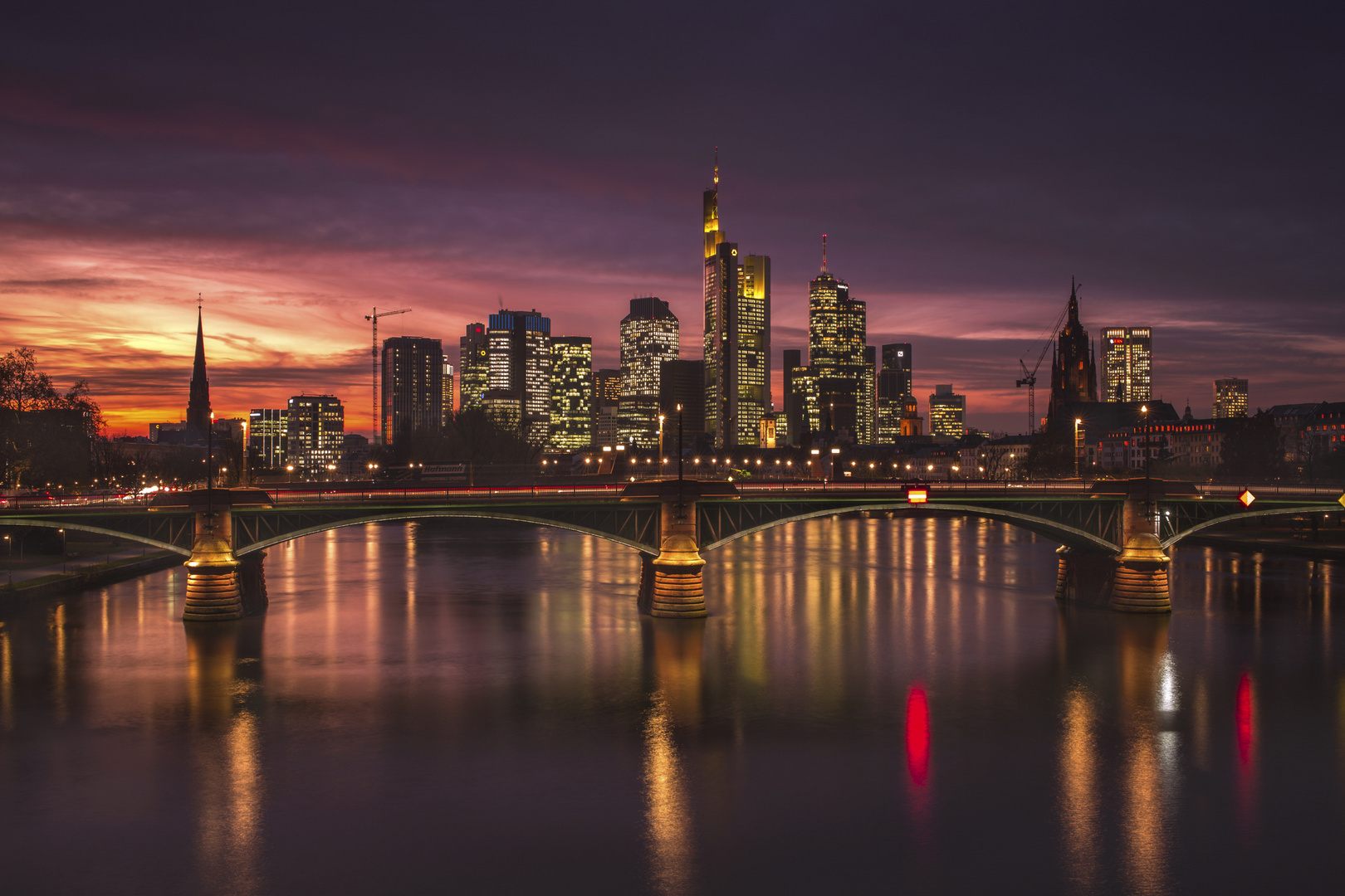 Frankfurt - Ignatz-Bubis-Brücke und Skyline