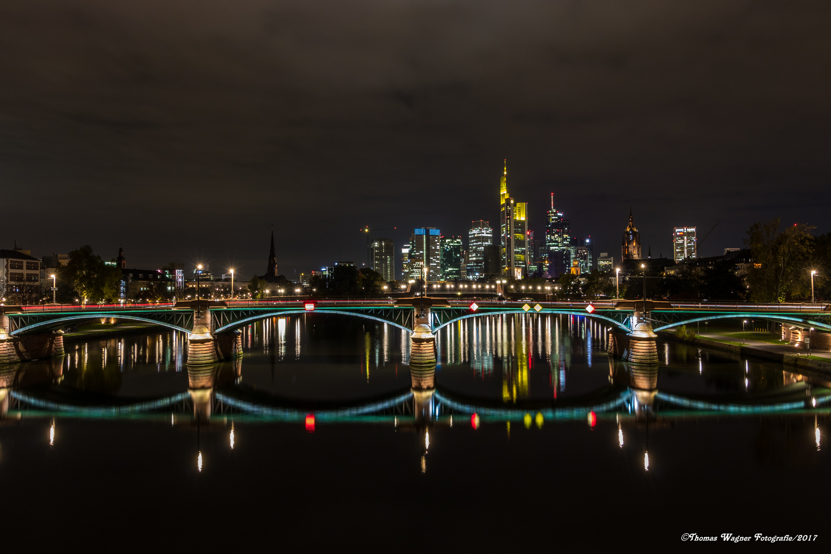 Frankfurt, Ignatz-Bubitz-Brücke mit Blick auf die Skyline