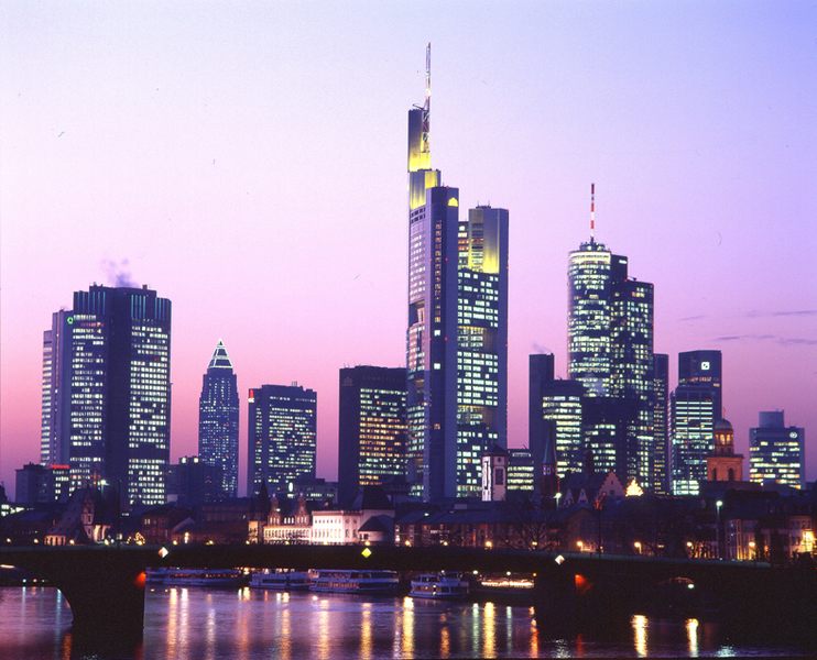 Frankfurt im Abendhimmel
