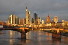 Frankfurt im Licht der aufgehenden Sonne im Januar 2012