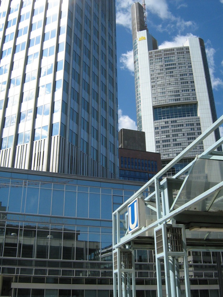 Frankfurt in Blautönen.