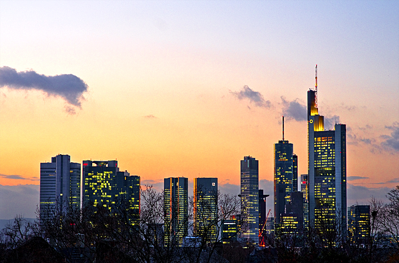 Frankfurt in der Abend-Dämmerung