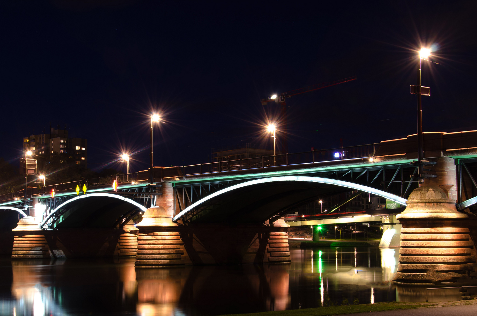 Frankfurt in der Dämmerung und bei Nacht